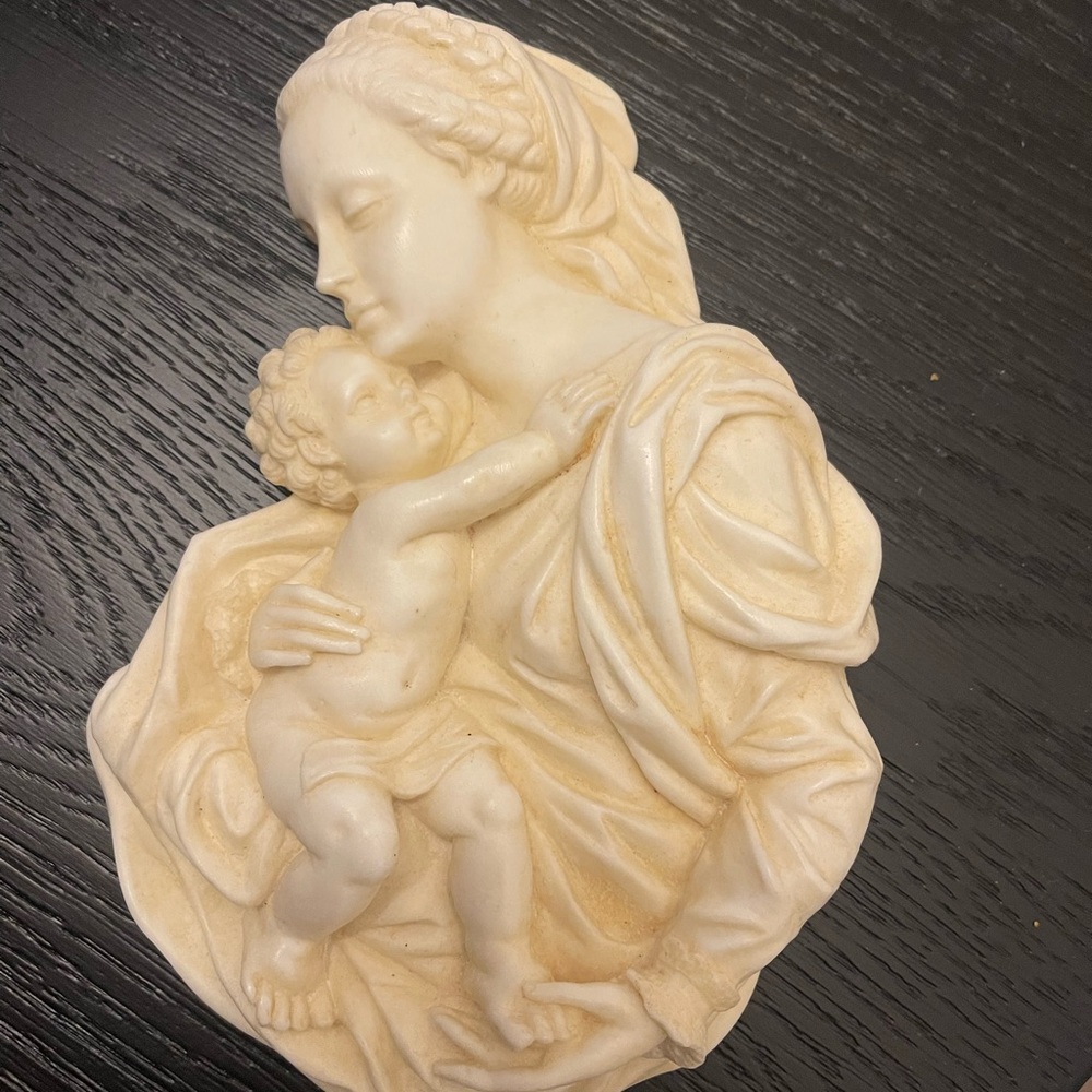 Wall figurine of mother and child. Made in Italy.